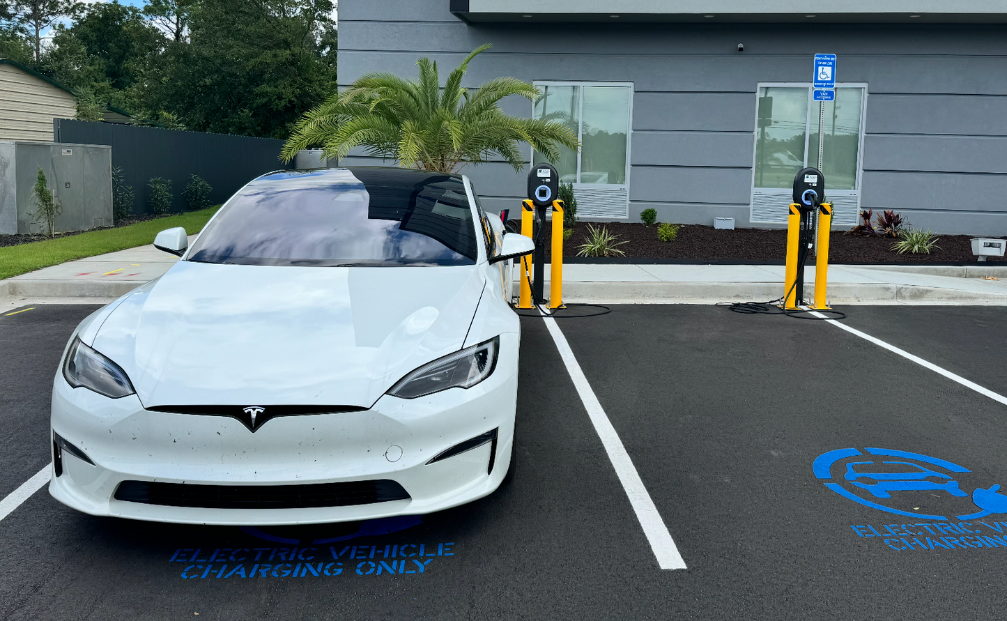 PowerUp 32 Level 2 Commercial/Public Electric Vehicle (EV) Charger – 32 Amp, 240V – Requires EnergyMÆSTRO Software Subscription. Best for Hotels, Apartments, Fleet Managers.